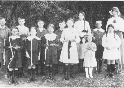 Avenue Range School Knitting Group in 1917 (see page 33 of the book for a listing of names)